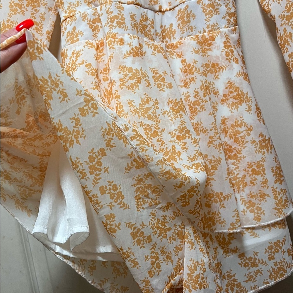 Like New Floral Romper. Size large. Worn once - Picture 5 of 7